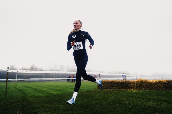 Nele Heymann (NI/ TuS Haren) am 26.11.2022  waehrend den deutschen Crosslauf-Meisterschaften auf Sportanlage an der Ringstrasse in Loeningen