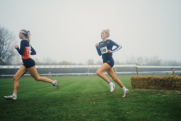 Rosalie Hausdorf (BY/ LG Stadtwerke Muenchen) am 26.11.2022  waehrend den deutschen Crosslauf-Meisterschaften auf Sportanlage an der Ringstrasse in Loeningen