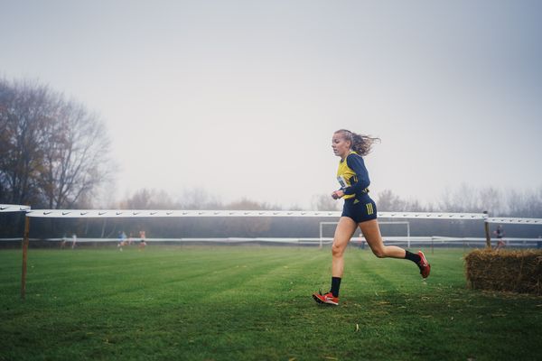 Sophie Hinrichs (NI/ VfL Loeningen) am 26.11.2022  waehrend den deutschen Crosslauf-Meisterschaften auf Sportanlage an der Ringstrasse in Loeningen