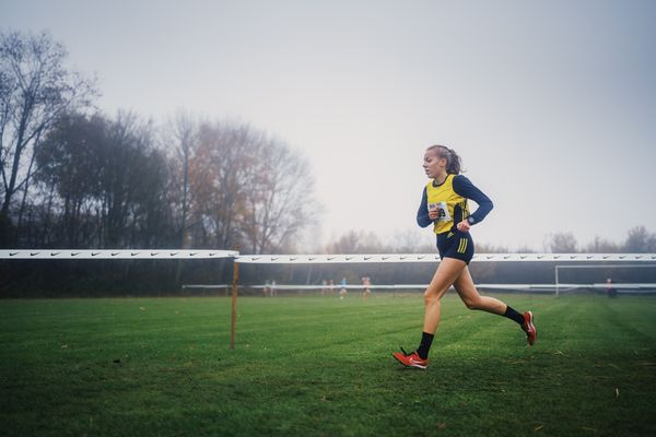 Sophie Hinrichs (NI/ VfL Loeningen) am 26.11.2022  waehrend den deutschen Crosslauf-Meisterschaften auf Sportanlage an der Ringstrasse in Loeningen