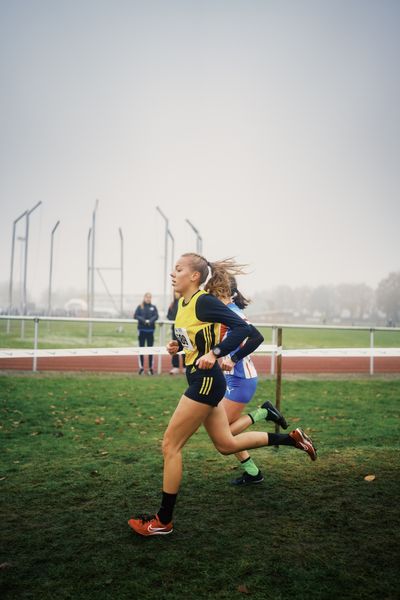 Sophie Hinrichs (NI/ VfL Loeningen) am 26.11.2022  waehrend den deutschen Crosslauf-Meisterschaften auf Sportanlage an der Ringstrasse in Loeningen