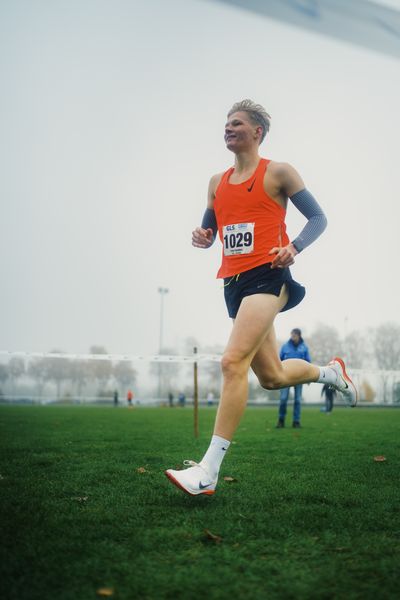 Linus Anneken (WE/ TV Mettingen) am 26.11.2022  waehrend den deutschen Crosslauf-Meisterschaften auf Sportanlage an der Ringstrasse in Loeningen