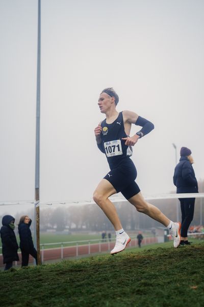 Kurt Lauer (LAZ Ludwigsburg) am 26.11.2022  waehrend den deutschen Crosslauf-Meisterschaften auf Sportanlage an der Ringstrasse in Loeningen