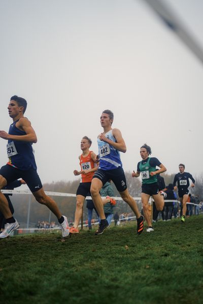 Jonas Kulgemeyer (NI/ OTB Osnabrueck), Henrik Lindstrot (WE/ LG Olympia Dortmund), Fritz Stubenrauch (BE/ RSV Eintracht Berlin) am 26.11.2022  waehrend den deutschen Crosslauf-Meisterschaften auf Sportanlage an der Ringstrasse in Loeningen