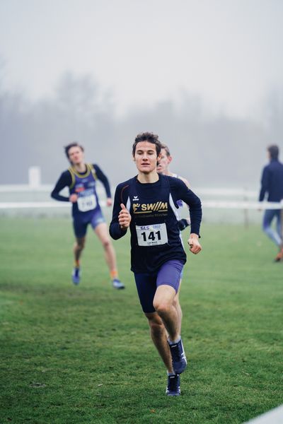 Luis Noack (BY/ LG Stadtwerke Muenchen) am 26.11.2022  waehrend den deutschen Crosslauf-Meisterschaften auf Sportanlage an der Ringstrasse in Loeningen