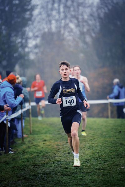 Marius Kroll (LG Stadtwerke Muenchen) am 26.11.2022  waehrend den deutschen Crosslauf-Meisterschaften auf Sportanlage an der Ringstrasse in Loeningen