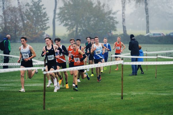 Jonas Kulgemeyer (OTB Osnabrueck) mittendrin in der Spitzengruppe am 26.11.2022  waehrend den deutschen Crosslauf-Meisterschaften auf Sportanlage an der Ringstrasse in Loeningen