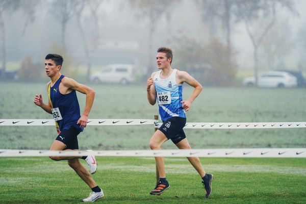 Jonas Kulgemeyer (NI/ OTB Osnabrueck) am 26.11.2022  waehrend den deutschen Crosslauf-Meisterschaften auf Sportanlage an der Ringstrasse in Loeningen