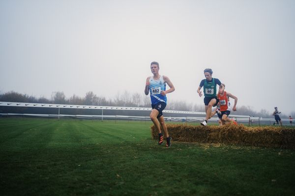 Jonas Kulgemeyer (NI/ OTB Osnabrueck) am 26.11.2022  waehrend den deutschen Crosslauf-Meisterschaften auf Sportanlage an der Ringstrasse in Loeningen