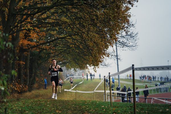 Kurt Lauer (Wue/ LAZ Ludwigsburg) am 26.11.2022  waehrend den deutschen Crosslauf-Meisterschaften auf Sportanlage an der Ringstrasse in Loeningen