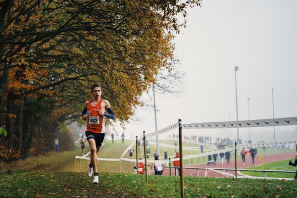 Silas Zahlten (WE/ LG Brillux Muenster) am 26.11.2022  waehrend den deutschen Crosslauf-Meisterschaften auf Sportanlage an der Ringstrasse in Loeningen