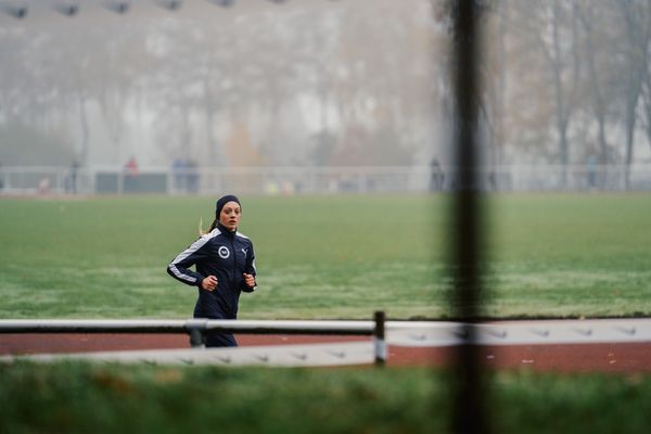 Nele Heymann (TuS Haren) am 26.11.2022  waehrend den deutschen Crosslauf-Meisterschaften auf Sportanlage an der Ringstrasse in Loeningen