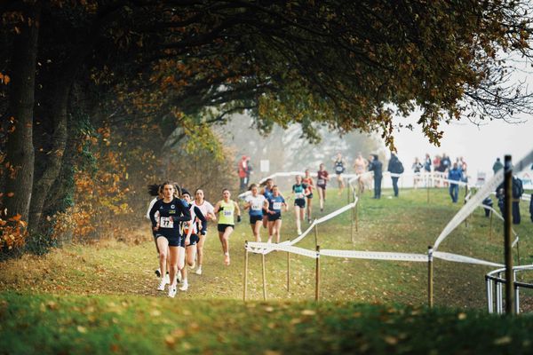 Alina Reh (BE/ SCC Berlin) führt das Feld der Frauen an am 26.11.2022  waehrend den deutschen Crosslauf-Meisterschaften auf Sportanlage an der Ringstrasse in Loeningen