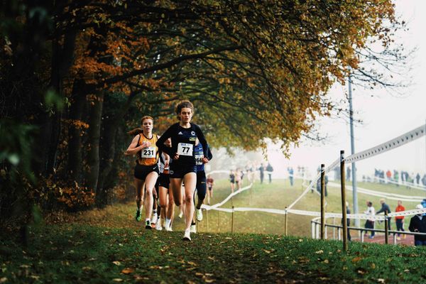 Alina Reh (BE/ SCC Berlin) führt das Feld der Frauen an am 26.11.2022  waehrend den deutschen Crosslauf-Meisterschaften auf Sportanlage an der Ringstrasse in Loeningen