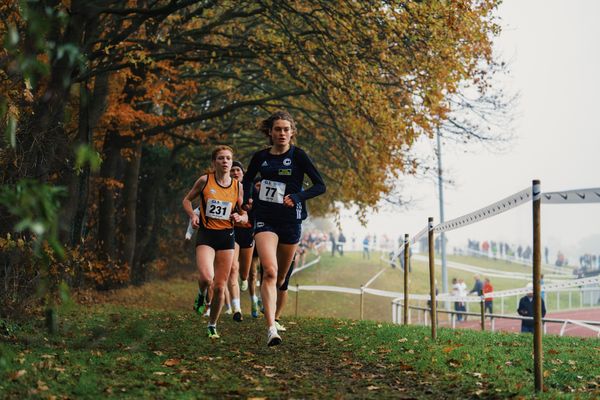 Alina Reh (BE/ SCC Berlin), Eva Dieterich (HE/ Laufteam Kassel) am 26.11.2022  waehrend den deutschen Crosslauf-Meisterschaften auf Sportanlage an der Ringstrasse in Loeningen