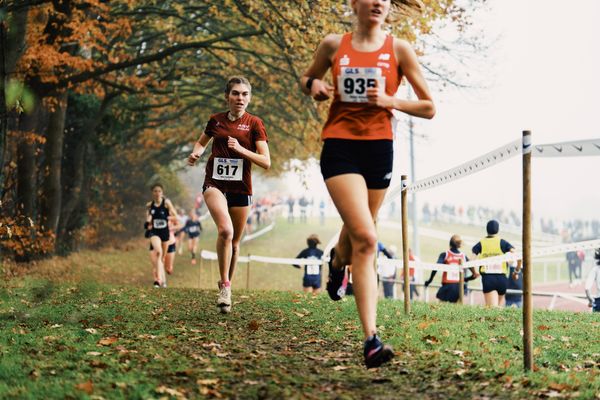 Vera Coutellier (NO/ ASV Koeln) am 26.11.2022  waehrend den deutschen Crosslauf-Meisterschaften auf Sportanlage an der Ringstrasse in Loeningen