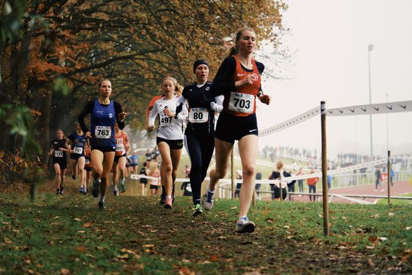 Svea Timm (SH/ Leichtathletikclub Kronshagen), Ann-Christin Opitz (NI/ SC Melle 03), Lucia Katharina Hemeling (BE/ SCC Berlin) am 26.11.2022  waehrend den deutschen Crosslauf-Meisterschaften auf Sportanlage an der Ringstrasse in Loeningen