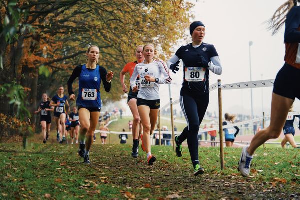 Svea Timm (SH/ Leichtathletikclub Kronshagen), Ann-Christin Opitz (NI/ SC Melle 03), Lucia Katharina Hemeling (BE/ SCC Berlin) am 26.11.2022  waehrend den deutschen Crosslauf-Meisterschaften auf Sportanlage an der Ringstrasse in Loeningen