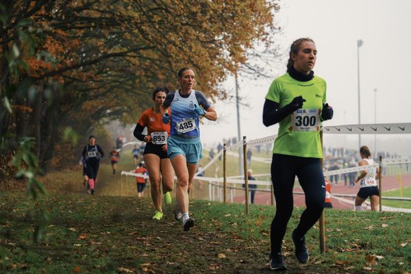 Christin Kulgemeyer (NI/ OTB Osnabrueck) am 26.11.2022  waehrend den deutschen Crosslauf-Meisterschaften auf Sportanlage an der Ringstrasse in Loeningen