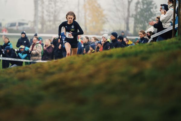 Alina Reh (BE/ SCC Berlin) in den „Loeninger Bergen“ am 26.11.2022  waehrend den deutschen Crosslauf-Meisterschaften auf Sportanlage an der Ringstrasse in Loeningen