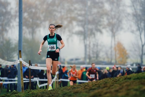 Carolin Kirtzel (BR/ SV Werder Bremen) am 26.11.2022  waehrend den deutschen Crosslauf-Meisterschaften auf Sportanlage an der Ringstrasse in Loeningen