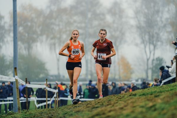 Rahel Broemmel (WE/ LG Olympia Dortmund), Vera Coutellier (NO/ ASV Koeln) am 26.11.2022  waehrend den deutschen Crosslauf-Meisterschaften auf Sportanlage an der Ringstrasse in Loeningen