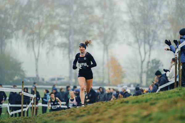 Carla Morgenroth (BE/ SCC Berlin) am 26.11.2022  waehrend den deutschen Crosslauf-Meisterschaften auf Sportanlage an der Ringstrasse in Loeningen