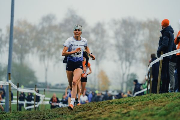 Svenja Ojstersek (BY/ LG TELIS FINANZ Regensburg) am 26.11.2022  waehrend den deutschen Crosslauf-Meisterschaften auf Sportanlage an der Ringstrasse in Loeningen