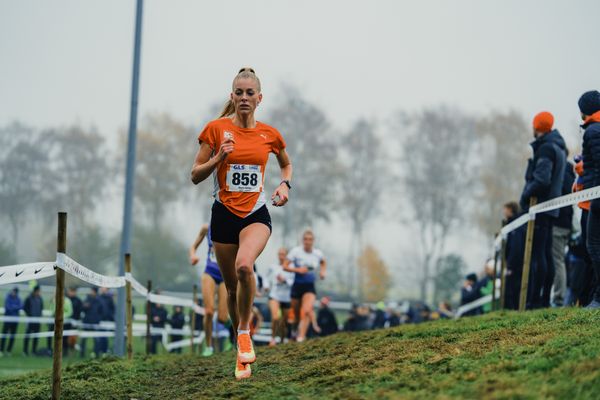 Kiara Nahen (WE/ LC Paderborn )am 26.11.2022  waehrend den deutschen Crosslauf-Meisterschaften auf Sportanlage an der Ringstrasse in Loeningen