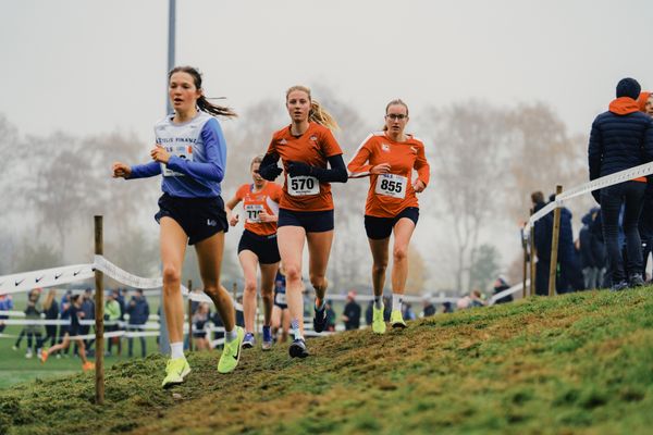 Marie Proepsting (NI/ VfL Eintracht Hannover), Nele Weike (WE/ LC Paderborn) am 26.11.2022  waehrend den deutschen Crosslauf-Meisterschaften auf Sportanlage an der Ringstrasse in Loeningen