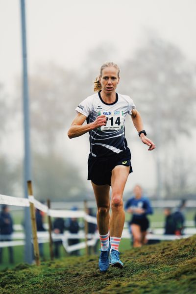 Anna-Lina Dahlbeck (NO/ TuS Xanten) am 26.11.2022  waehrend den deutschen Crosslauf-Meisterschaften auf Sportanlage an der Ringstrasse in Loeningen