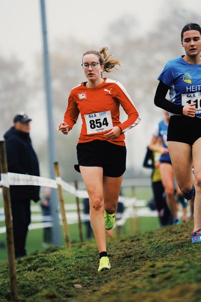 Lea Weike (WE/ LC Paderborn) am 26.11.2022  waehrend den deutschen Crosslauf-Meisterschaften auf Sportanlage an der Ringstrasse in Loeningen