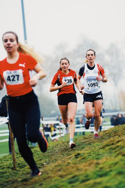 Karoline Schoepfer (RL/ LAZ Birkenfeld), Carmen Keppler (Wue/ SV Oberkollbach) am 26.11.2022  waehrend den deutschen Crosslauf-Meisterschaften auf Sportanlage an der Ringstrasse in Loeningen