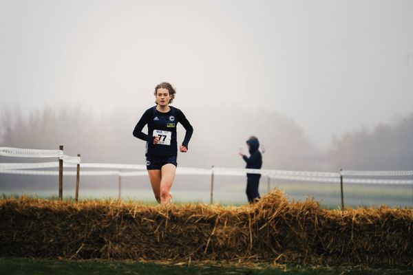 Alina Reh (BE/ SCC Berlin) am 26.11.2022  waehrend den deutschen Crosslauf-Meisterschaften auf Sportanlage an der Ringstrasse in Loeningen