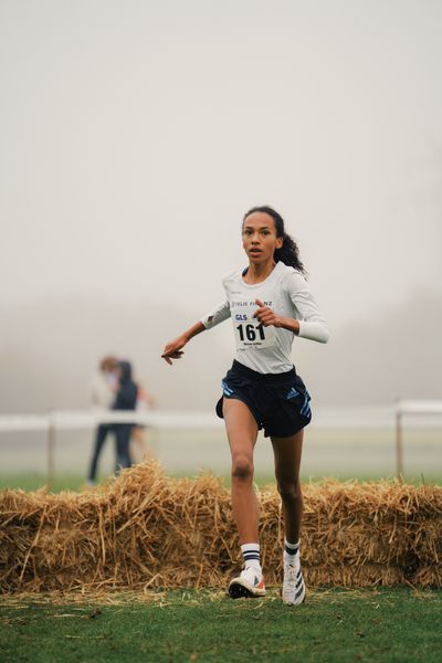 Miriam Dattke (BY/ LG TELIS FINANZ Regensburg) am 26.11.2022  waehrend den deutschen Crosslauf-Meisterschaften auf Sportanlage an der Ringstrasse in Loeningen