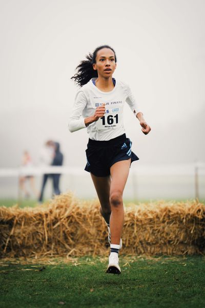 Miriam Dattke (LG TELIS FINANZ Regensburg) am 26.11.2022  waehrend den deutschen Crosslauf-Meisterschaften auf Sportanlage an der Ringstrasse in Loeningen