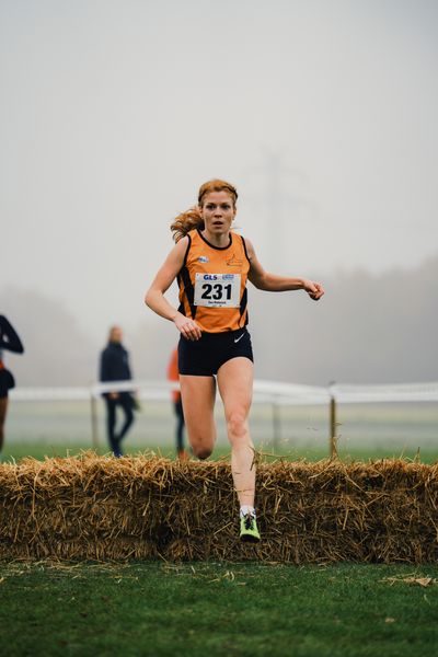 Eva Dieterich (HE/ Laufteam Kassel) am 26.11.2022  waehrend den deutschen Crosslauf-Meisterschaften auf Sportanlage an der Ringstrasse in Loeningen