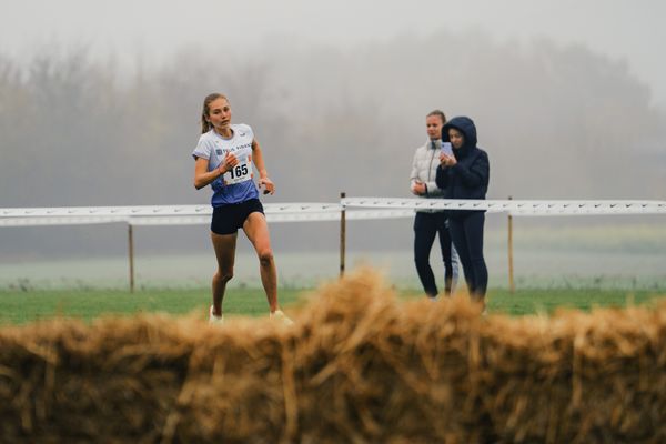 Emma Heckel (BY/ LG TELIS FINANZ Regensburg) am 26.11.2022  waehrend den deutschen Crosslauf-Meisterschaften auf Sportanlage an der Ringstrasse in Loeningen