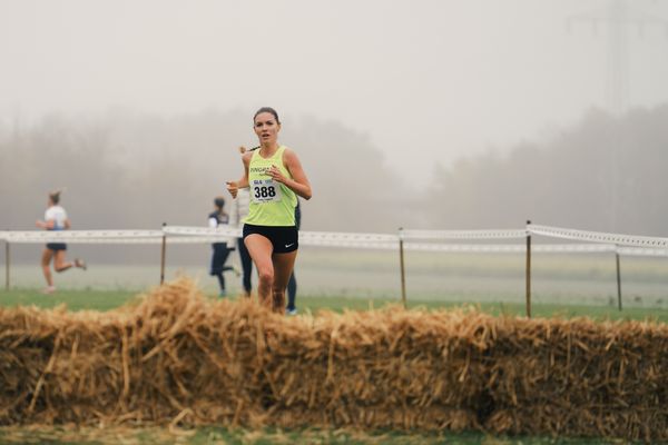 Svenja Pingpank (NI/ Hannover Athletics) am 26.11.2022  waehrend den deutschen Crosslauf-Meisterschaften auf Sportanlage an der Ringstrasse in Loeningen
