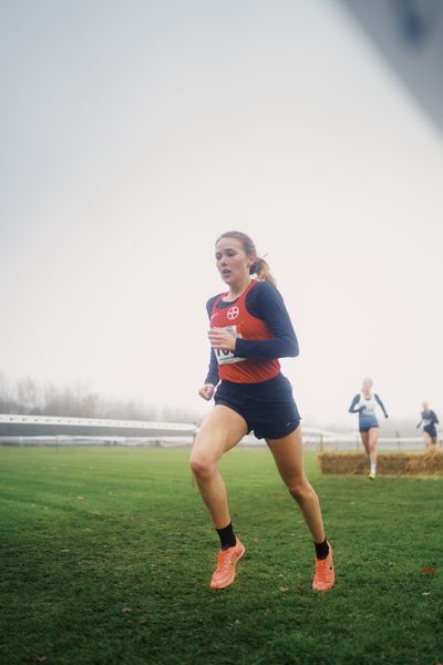 Annasophie Drees (NO/ TSV Bayer 04 Leverkusen) am 26.11.2022  waehrend den deutschen Crosslauf-Meisterschaften auf Sportanlage an der Ringstrasse in Loeningen