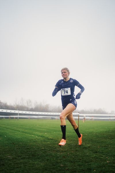 Christina Gerdes (BE/ SCC Berlin) am 26.11.2022  waehrend den deutschen Crosslauf-Meisterschaften auf Sportanlage an der Ringstrasse in Loeningen