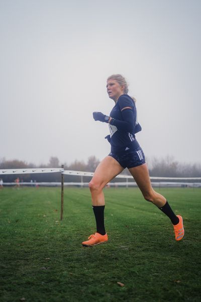 Christina Gerdes (BE/ SCC Berlin) am 26.11.2022  waehrend den deutschen Crosslauf-Meisterschaften auf Sportanlage an der Ringstrasse in Loeningen