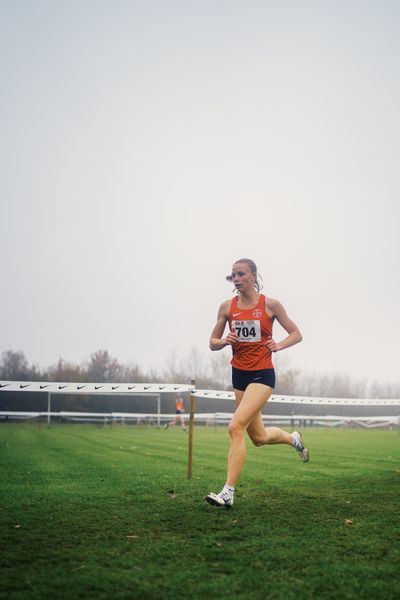 Berit Scheid (NO/ TSV Bayer o4 Leverkusen)am 26.11.2022  waehrend den deutschen Crosslauf-Meisterschaften auf Sportanlage an der Ringstrasse in Loeningen