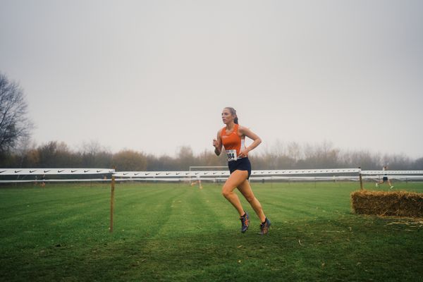 Margot Wyrwoll (WE/ LG Brillux Muenster)am 26.11.2022  waehrend den deutschen Crosslauf-Meisterschaften auf Sportanlage an der Ringstrasse in Loeningen