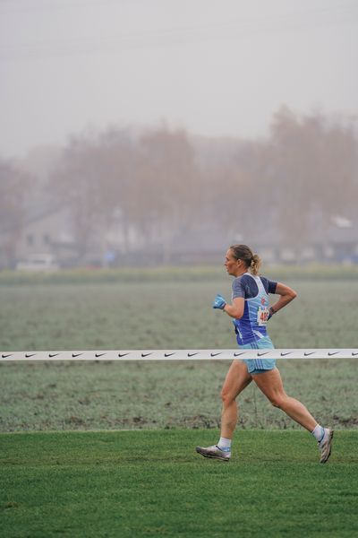 Christin Kulgemeyer (NI/ OTB Osnabrueck) am 26.11.2022  waehrend den deutschen Crosslauf-Meisterschaften auf Sportanlage an der Ringstrasse in Loeningen