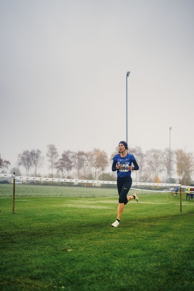 Hanna Klein (Wue/ LAV Stadtwerke Tuebingen) am 26.11.2022  waehrend den deutschen Crosslauf-Meisterschaften auf Sportanlage an der Ringstrasse in Loeningen