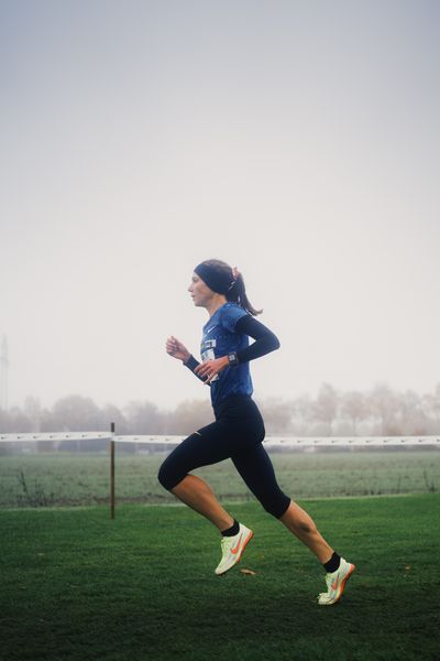 Hanna Klein (LAV Stadtwerke Tuebingen) am 26.11.2022  waehrend den deutschen Crosslauf-Meisterschaften auf Sportanlage an der Ringstrasse in Loeningen