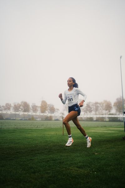 Miriam Dattke (BY/ LG TELIS FINANZ Regensburg) am 26.11.2022  waehrend den deutschen Crosslauf-Meisterschaften auf Sportanlage an der Ringstrasse in Loeningen