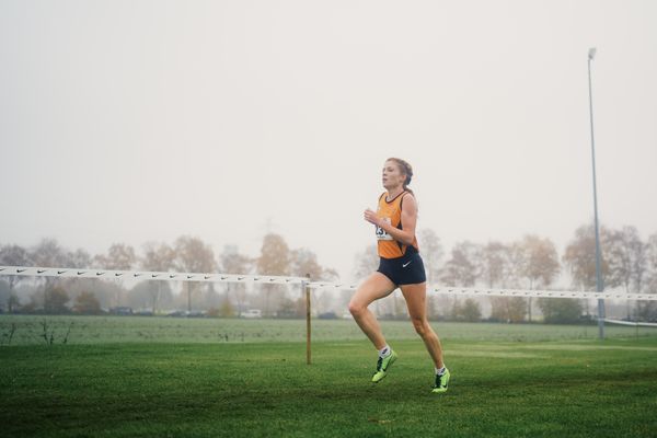 Eva Dieterich (HE/ Laufteam Kassel) am 26.11.2022  waehrend den deutschen Crosslauf-Meisterschaften auf Sportanlage an der Ringstrasse in Loeningen