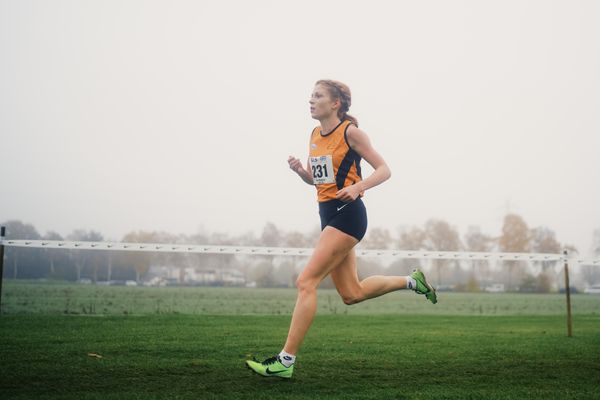 Eva Dieterich (HE/ Laufteam Kassel) am 26.11.2022  waehrend den deutschen Crosslauf-Meisterschaften auf Sportanlage an der Ringstrasse in Loeningen